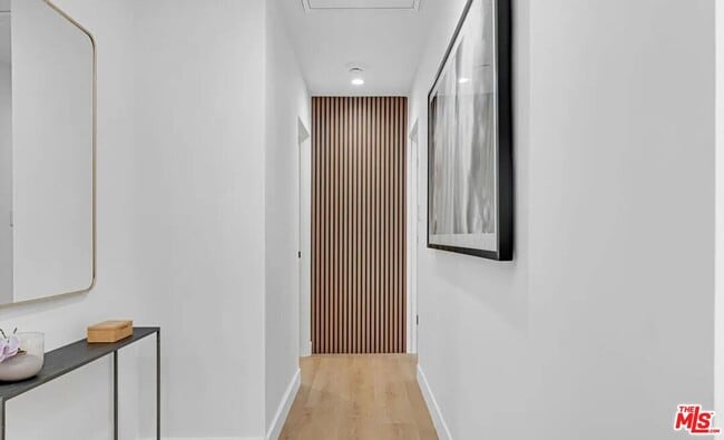 Building Photo - 418 N Bowling Green Way