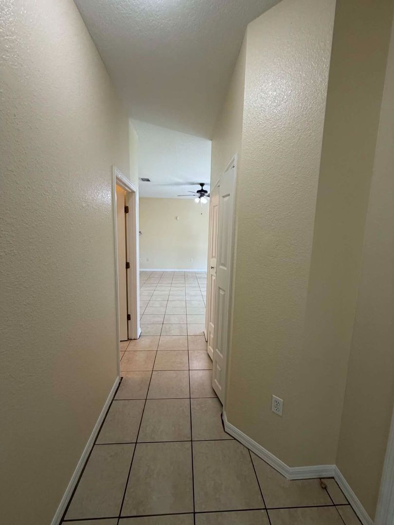 Building Photo - COMING SOON!!! Charming 3/2/2 car garage home in North Port