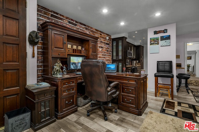 Building Photo - 5334 Lindley Ave