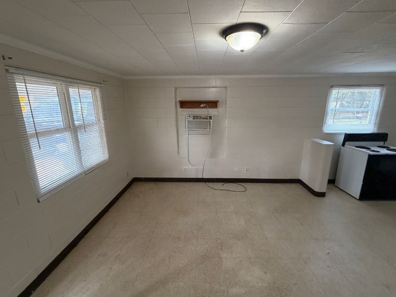 Building Photo - 604 Nelson St