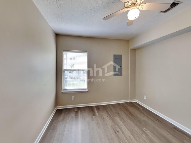 Building Photo - 3744 Henricks Hill Dr