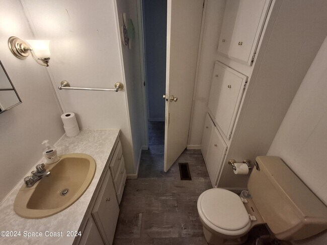 Building Photo - 909 Sequoia St