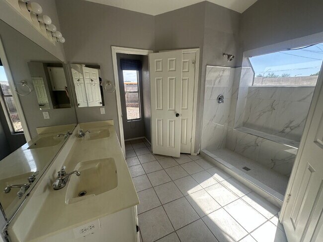 Building Photo - 4907 W McRae Way