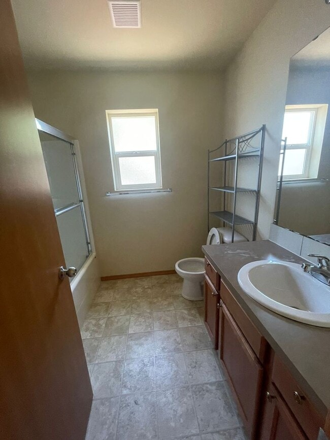 Building Photo - Spacious and Modern 4-Bedroom Home in Everett