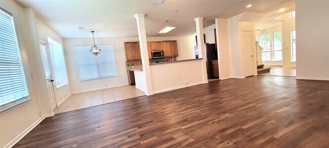 Building Photo - 8801 Sun Haven Ln