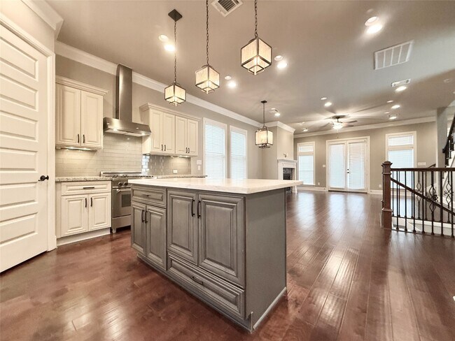 Building Photo - 2116 Couch St