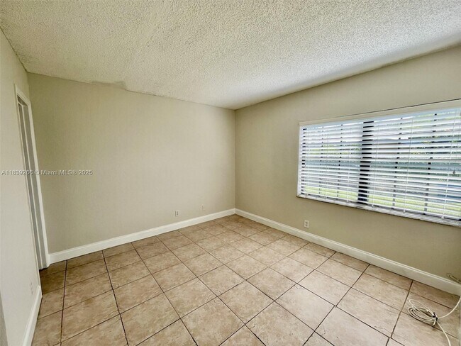 Building Photo - 2624 Riverside Dr