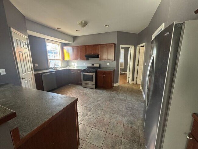 Building Photo - Must see 2 bed 2 bath!