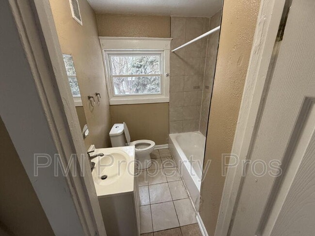 Building Photo - 2712 N 40th St