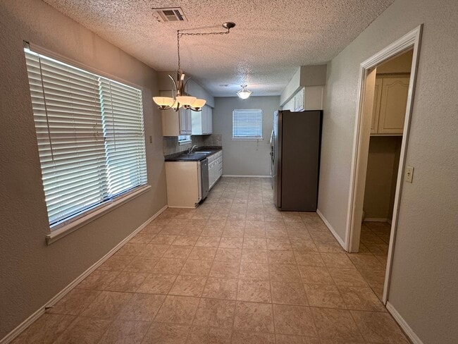Building Photo - Broken Arrow - 3 bedroom 2 bath!!