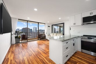 Building Photo - Luxury Waikiki Living with Panoramic Ocean & Sunset Views