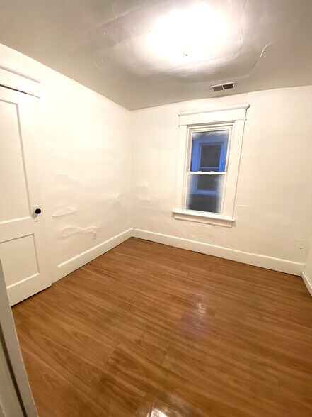 Building Photo - 526 E 22nd St