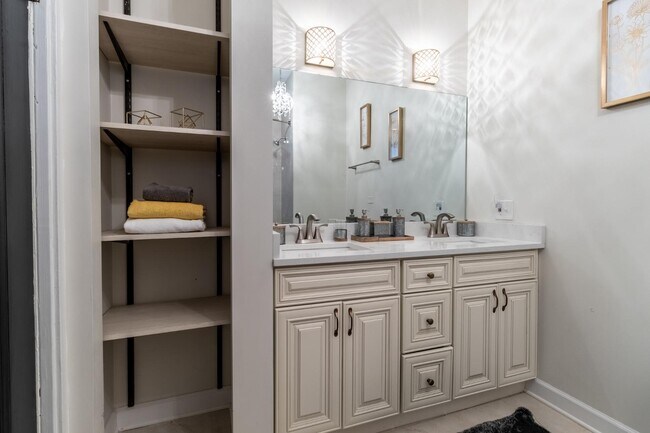 Building Photo - 5536 S King Dr