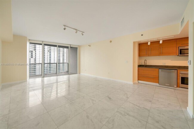 Building Photo - 475 Brickell Ave
