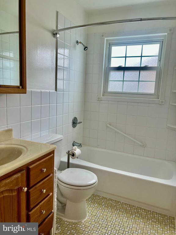 Building Photo - 8205 Bayside Dr