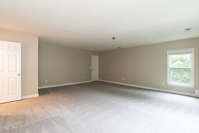 Building Photo - 8 Woodcliff Cir