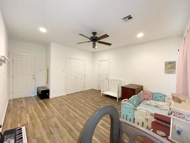 Building Photo - NEWER 4 bedroom house