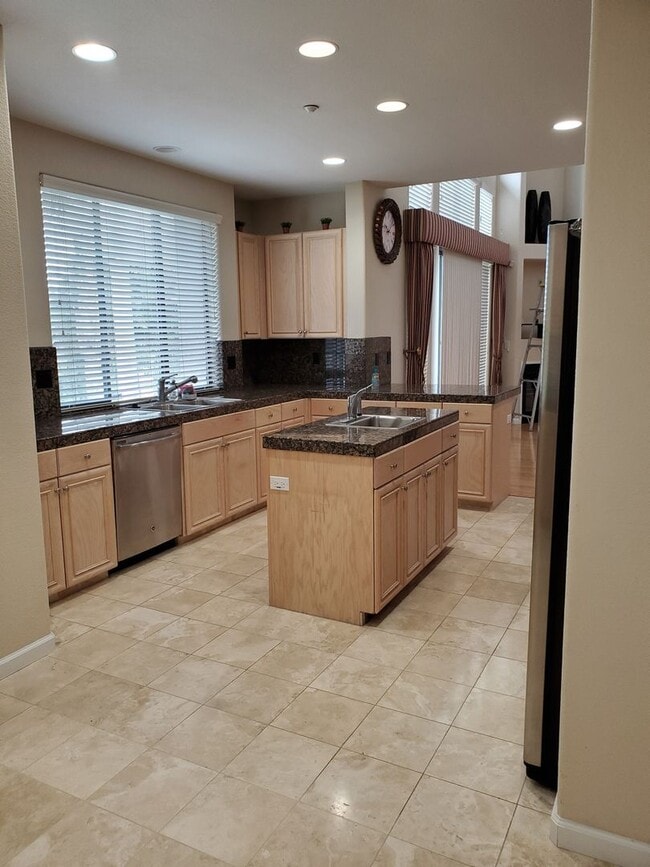 Building Photo - Wonderful 5bd / 3.5ba with 2 master suites