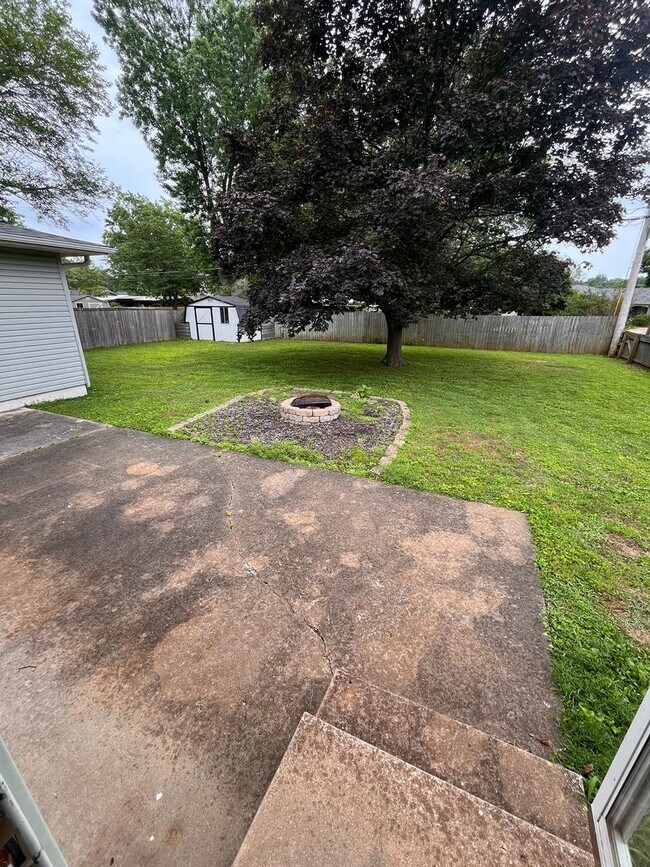 Building Photo - Upgraded 3 bed 2 bath large backyard