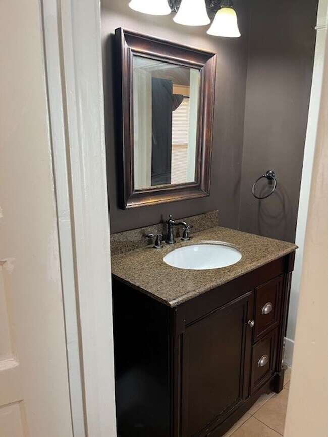 Building Photo - West Plaza Home close shops and entertainment