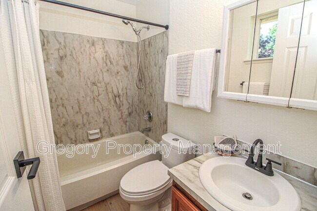 Building Photo - 16102 NE 107th Ct