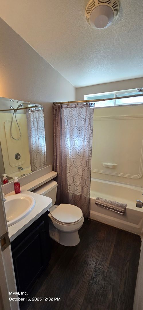 Building Photo - Large 3 bedroom home in the country