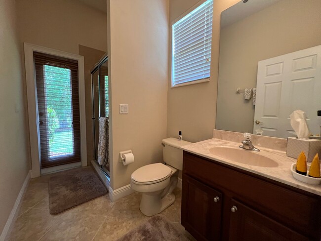 Building Photo - Beautiful 5 Bed 4 Bath Pool Home in the gu...