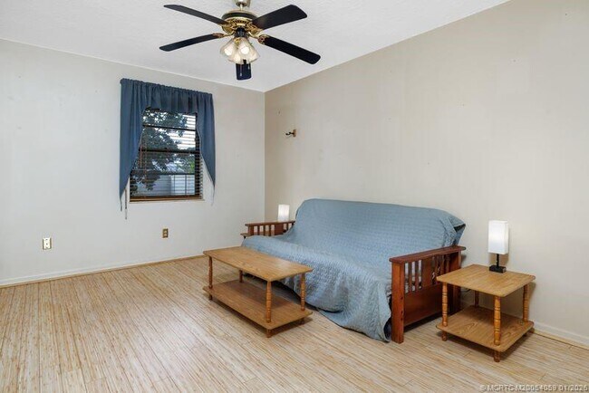 Building Photo - 160 SE Duxbury Ave