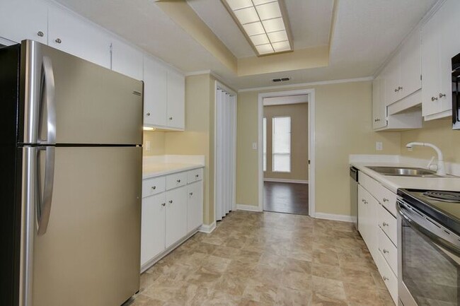 Building Photo - Spacious Three Bedroom in Goshen Lake