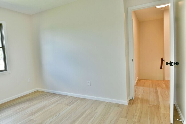 Building Photo - 460-462-462 Fowler St