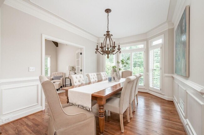 Building Photo - Elegant Master-on-Main in Prestigious Laur...