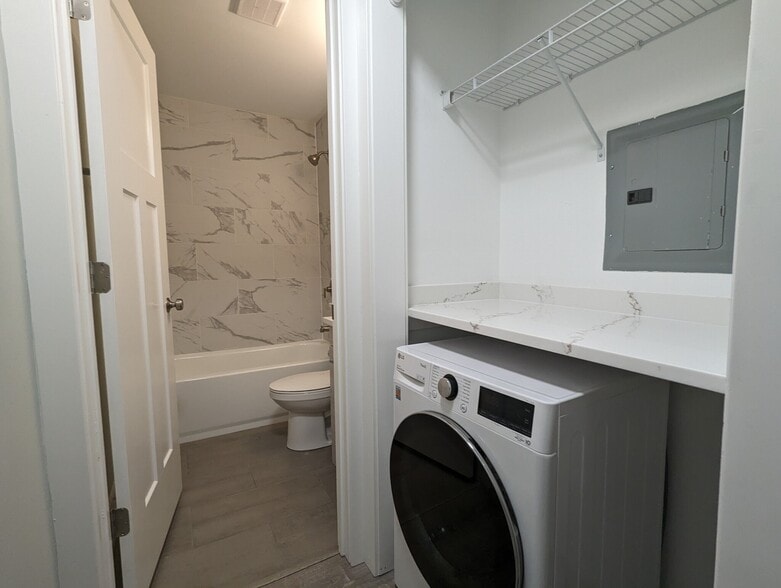 Building Photo - 454 W Barry Ave