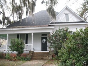 Building Photo - Beautiful, well maintained older home in t...