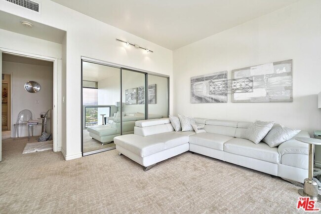Building Photo - 4337 Marina City Dr