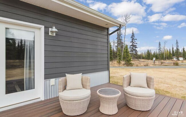 Building Photo - SEASONAL RANCH HOME