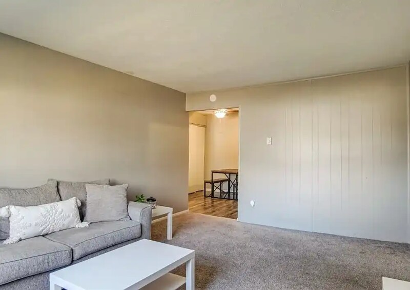 Building Photo - 2323 Shoreland Ave