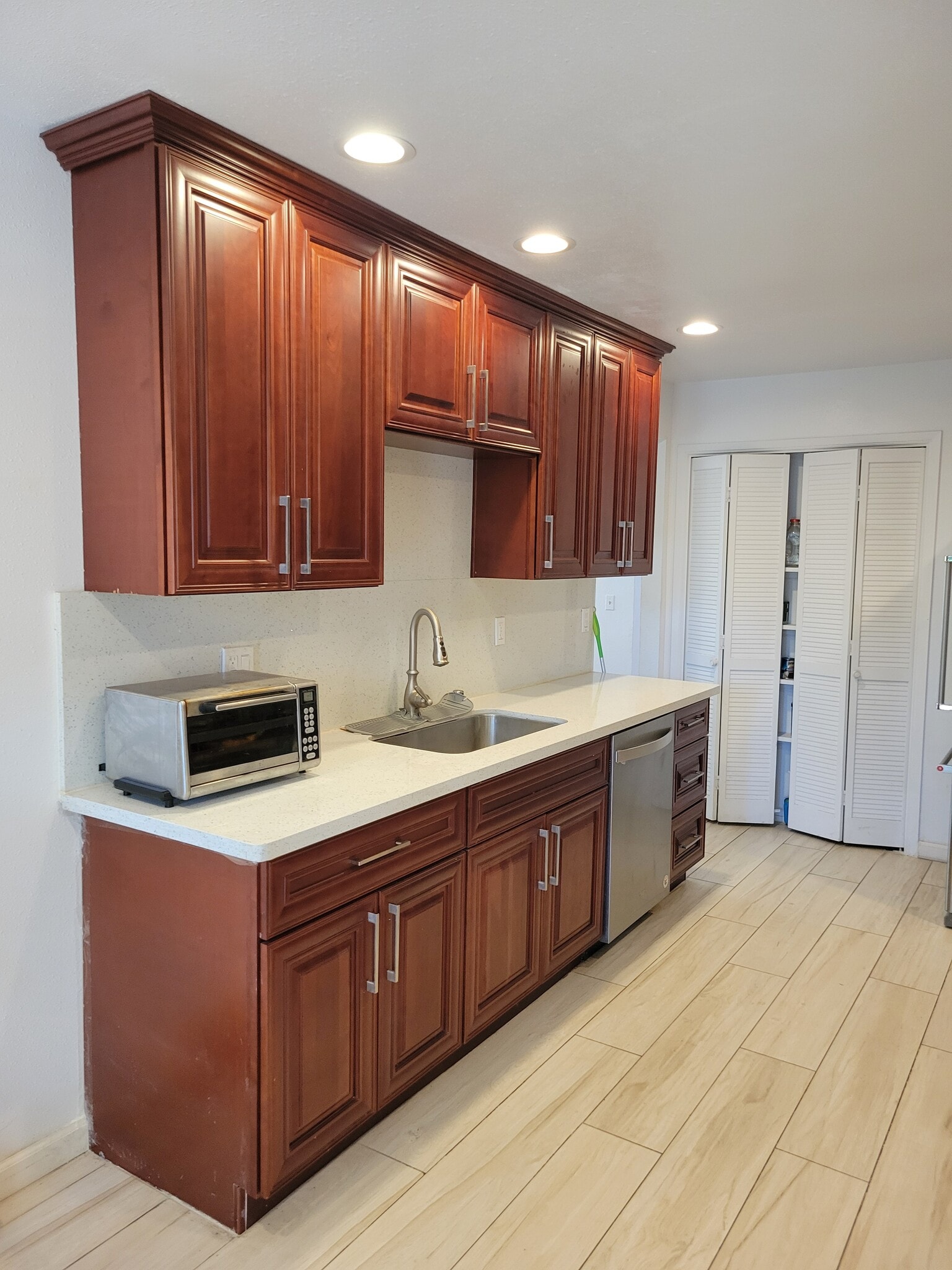 Building Photo - 575 Villa Real