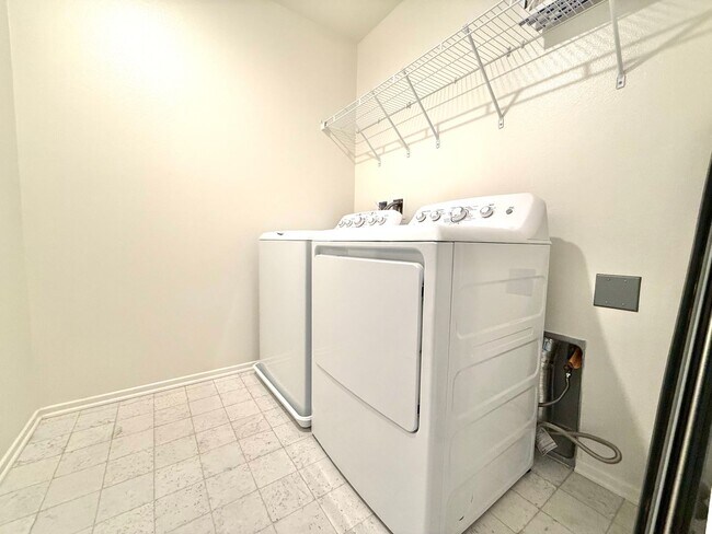 Building Photo - Modern Three Bedroom Townhouse in gated community of El Paseo $2,995.