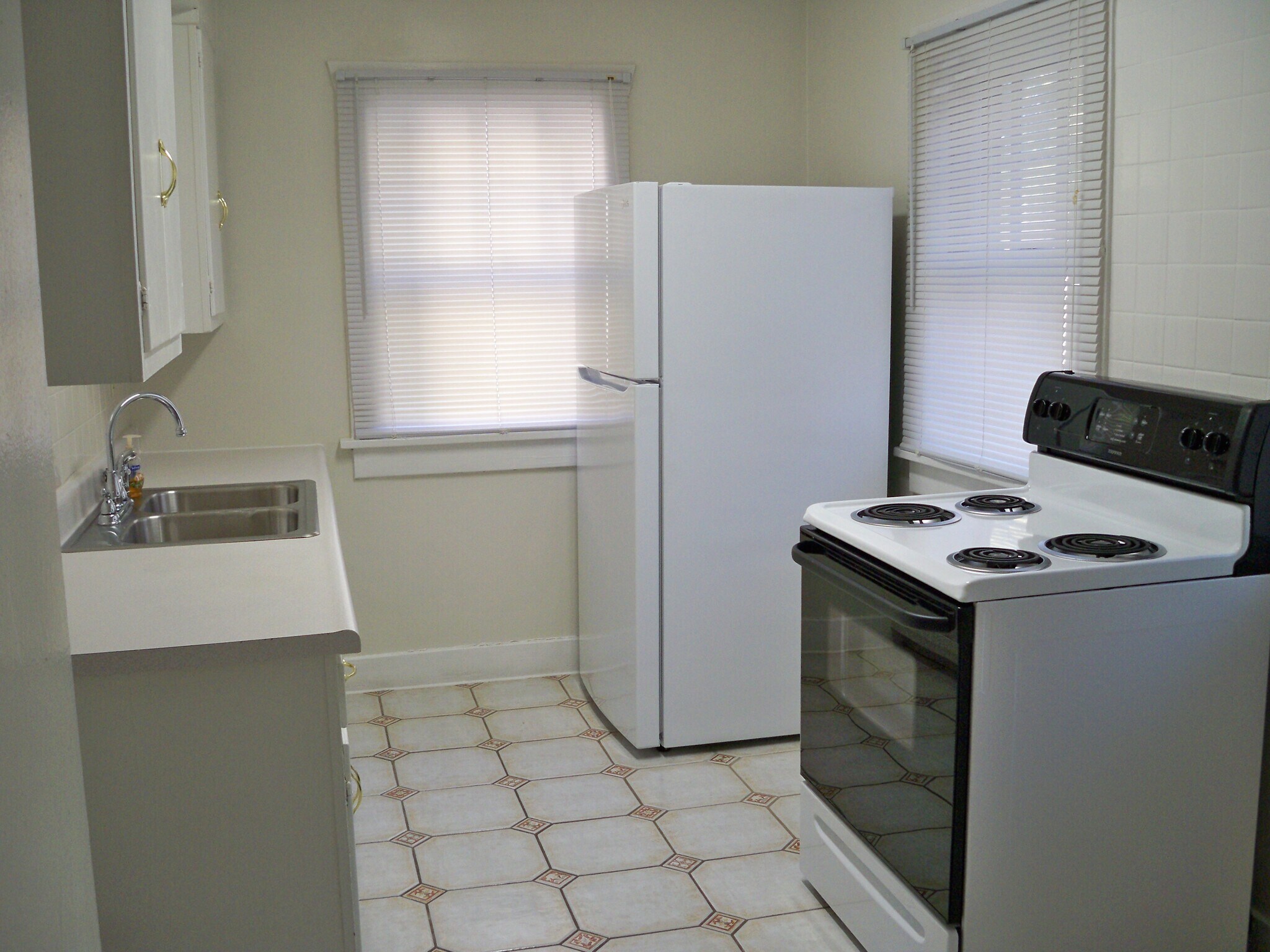 Building Photo - 331 W Cedar St