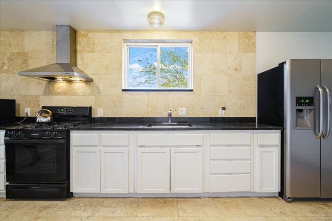 Building Photo - Amazing lot, this 2 bedroom home is updated and move in ready! A must see!