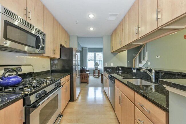 Building Photo - 3 Lark Dr