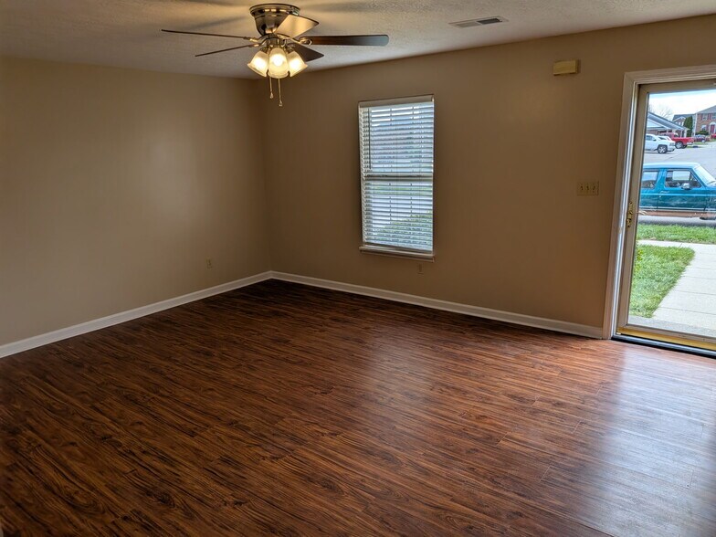 Building Photo - 907 Weeping Willow Dr