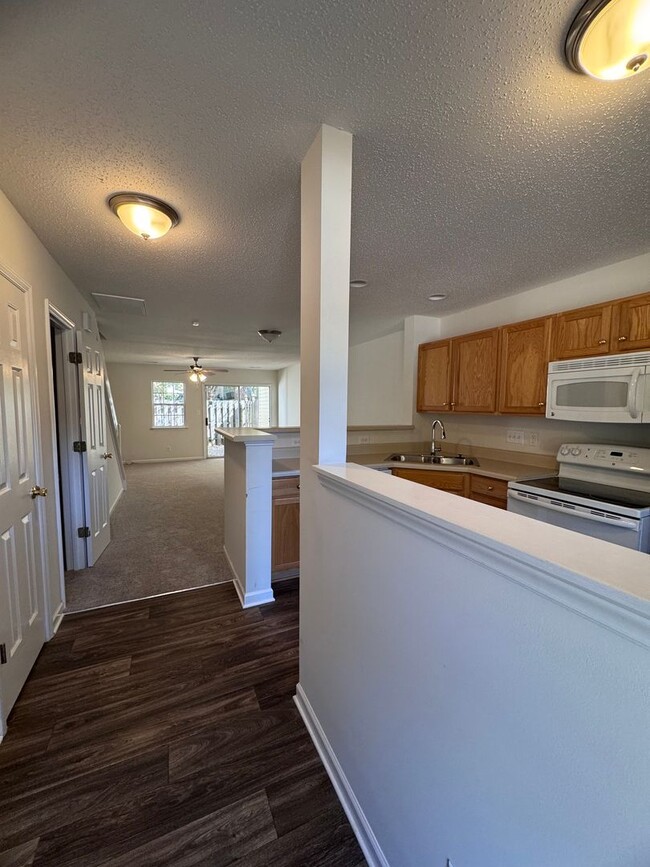 Building Photo - Wonderful 2BR 2.5BA Townhome with All Appl...