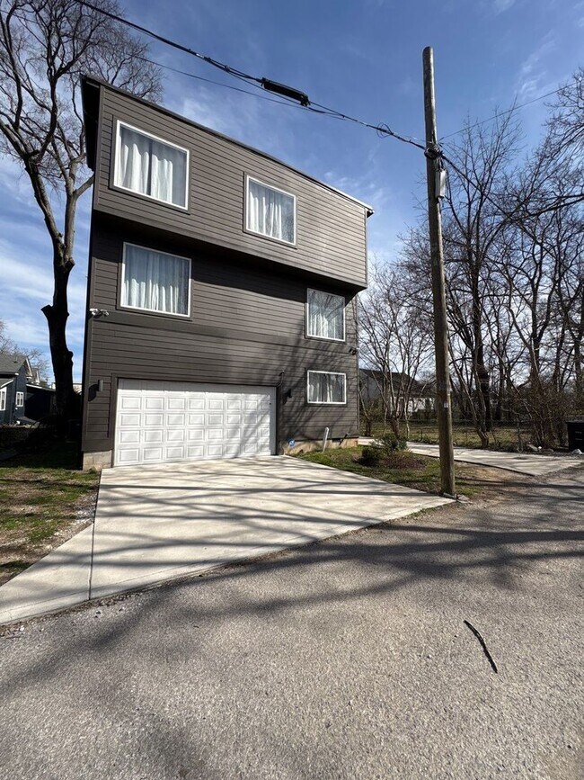 Building Photo - Fully Furnished 5 Bed, 3.5 Bath Located In East Nashville's McFerrin Park Neighborhood w/ Flexibl...