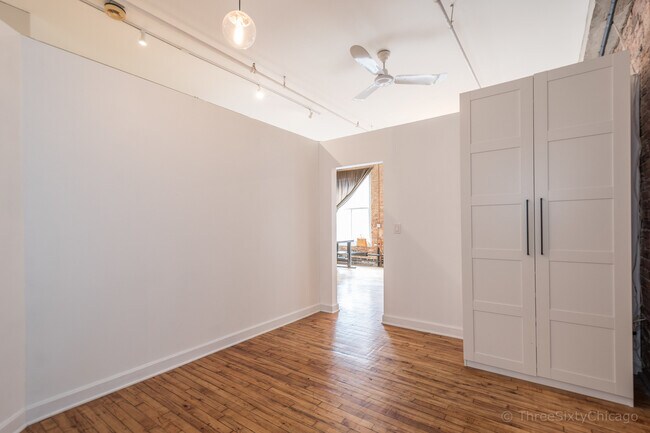 Building Photo - 711 S Dearborn St