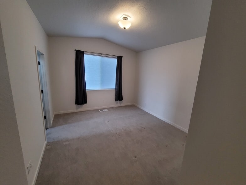 nice sized Master Bedroom and bathroom with walk in closet. - 1869 N Skagit Dr