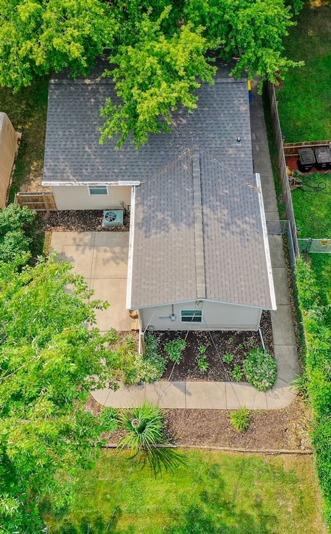 Building Photo - UPDATED 3 BR/1 BATH CENTRALLY LOCATED IN GREEN BAY