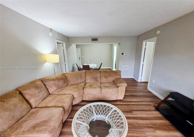 Building Photo - 4164 Inverrary Dr