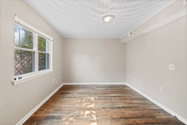 Building Photo - 3 BEDROOM BRICK TOWNHOME FOR RENT IN NORFOLK