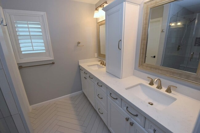 Building Photo - 10802 Meadow Lake Ln